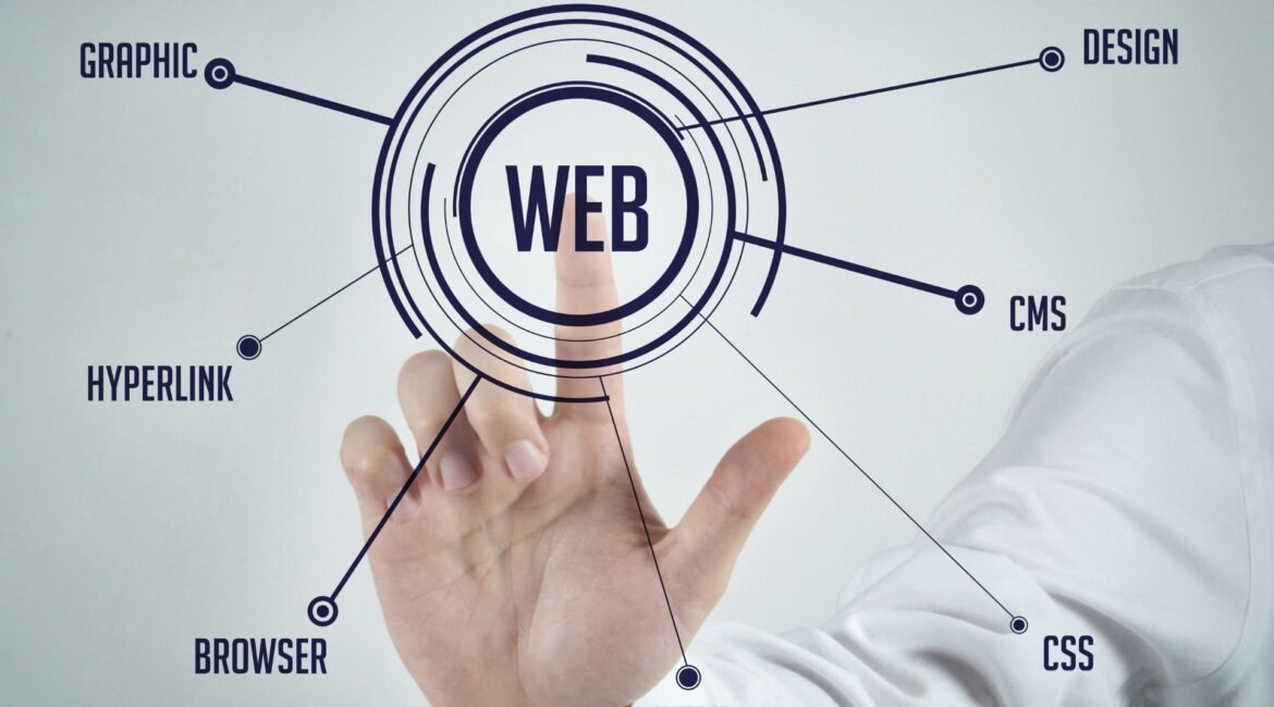 Mano señalando la palabra WEB en una interfaz digital que representa el E-E-A-T para pymes en su página web
