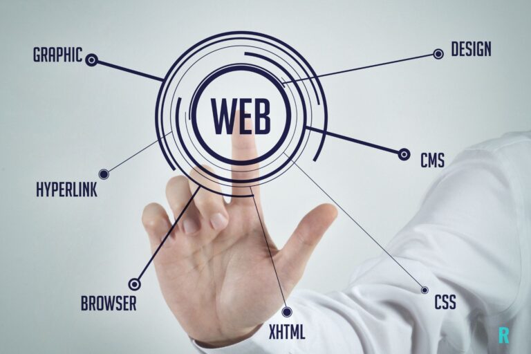 Mano señalando la palabra WEB en una interfaz digital que representa el E-E-A-T para pymes en su página web