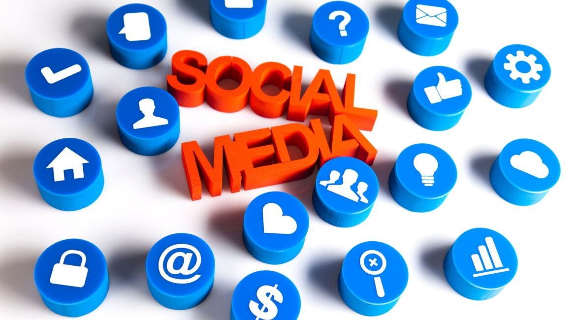 Iconos de redes sociales alrededor del texto Social Media que representan la estrategia omnicanal de un pequeño negocio en web, redes, email y WhatsApp
