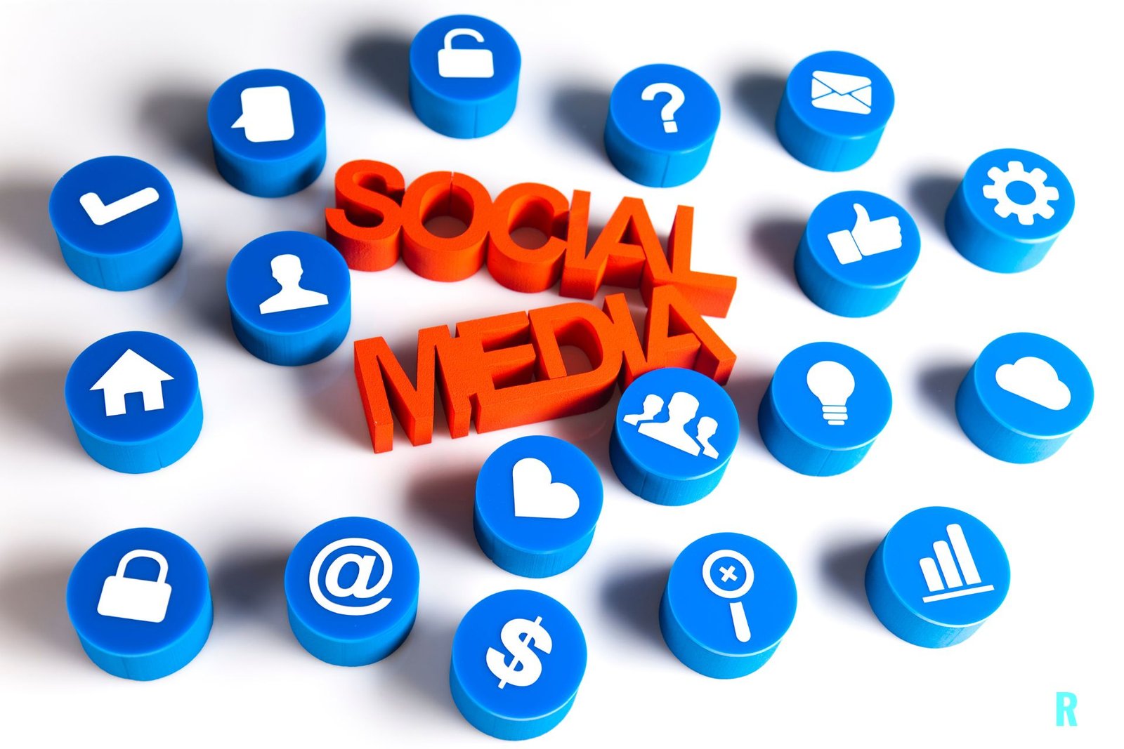 Iconos de redes sociales alrededor del texto Social Media que representan la estrategia omnicanal de un pequeño negocio en web, redes, email y WhatsApp