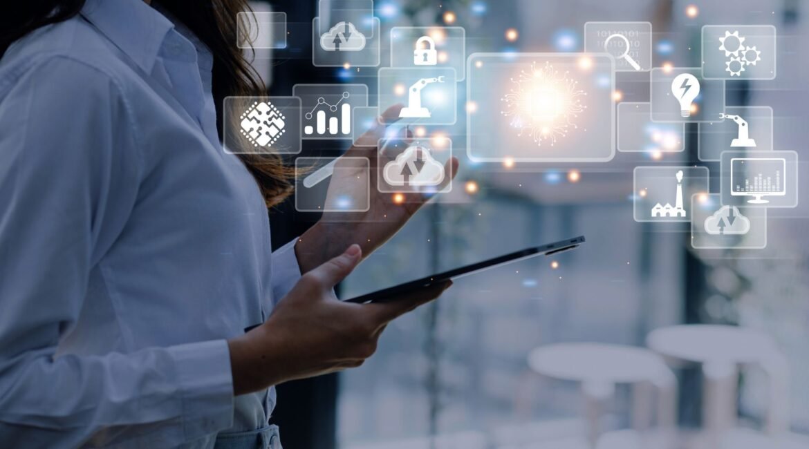 Profesional usando una tablet con iconos de IA, nube y analítica para gestionar campañas digitales