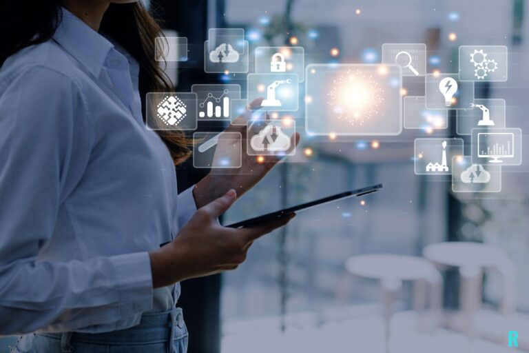 Profesional usando una tablet con iconos de IA, nube y analítica para gestionar campañas digitales