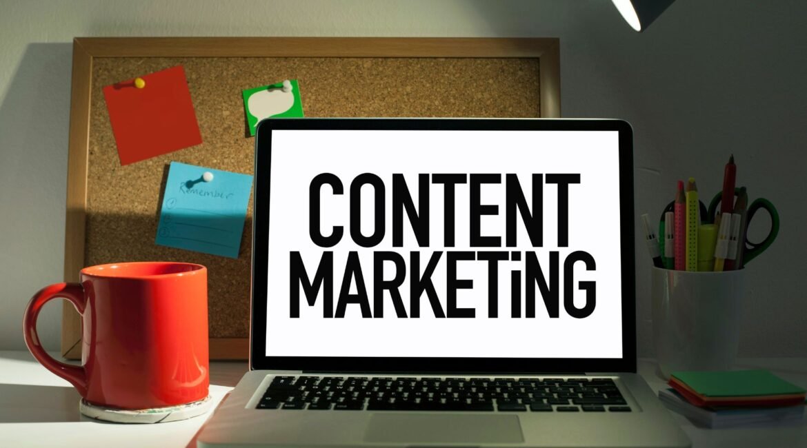 Ordenador portátil con el texto Content Marketing sobre un escritorio de trabajo