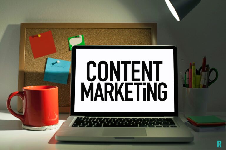 Ordenador portátil con el texto Content Marketing sobre un escritorio de trabajo