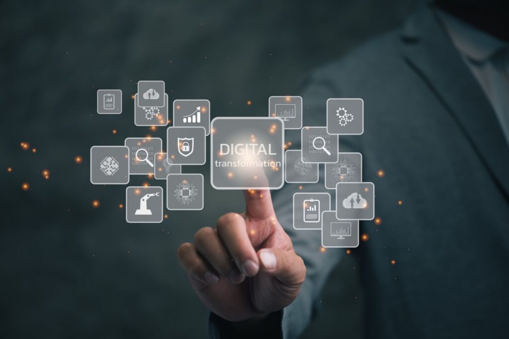 Plano medio de un dedo trabajando en un ordenador futurista. El gestor de proyecto está tecleando en la pantalla mostrando una interfaz de diseño e iconos digitales, simbolizando la planificación, la estrategia y el enfoque en el crecimiento (Startup). Esta imagen representa el proceso de trabajo interno y la dedicación del equipo de Riojaclick.